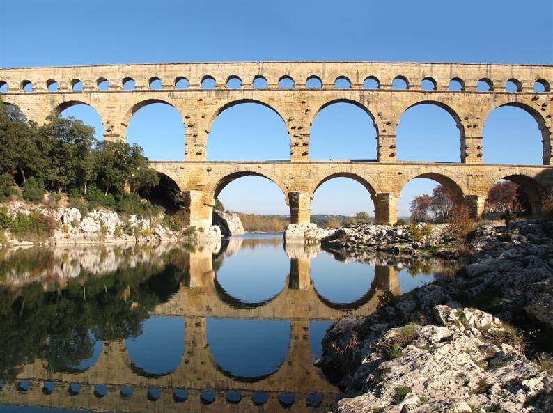 Pont du Gard près du Camping du Pont de Lunel, camping 2 étoiles, location camping caravaning à Lunel près de Montpellier dans l'Hérault en Languedoc Roussillon