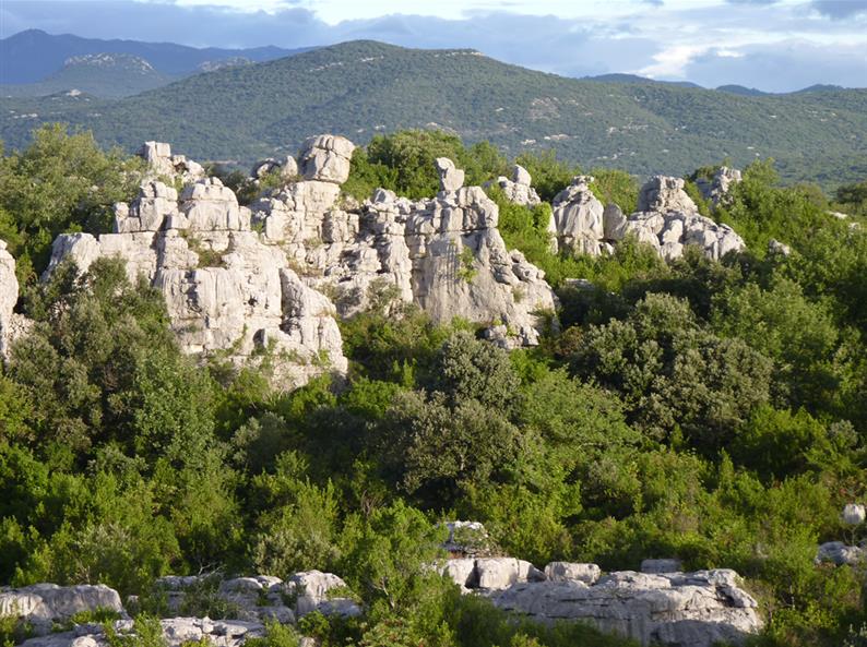 La Mer de Rochers à Sauve près du Camping du Pont de Lunel, camping 2 étoiles, location camping caravaning à Lunel près de Nîmes dans l'Hérault en Languedoc Roussillon